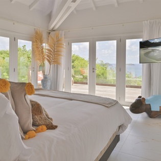 8.1-Coeur-de-Pirate-GuestBedroom1