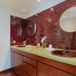 guest-bathroom-1-la-maison-rouge-track1