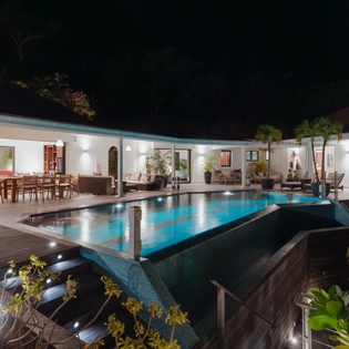 exterior-nightly-3-la-maison-rouge-track1