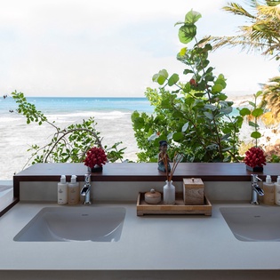 outdoor-bathroom-bali-cliff-track9