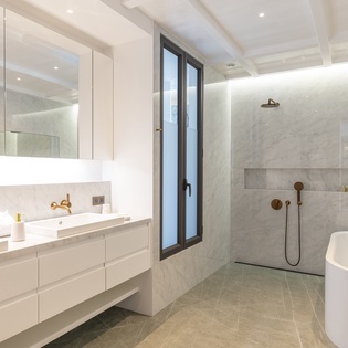 primary-bathroom-roxane-track1