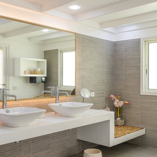 bathroom-1-les-sables-track1