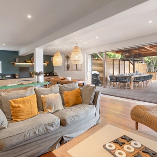 living-room-baltazar-track1