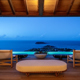 exterior-nightly-3-manoir-voltaire-track3