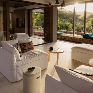 living-room-aqualis-track1