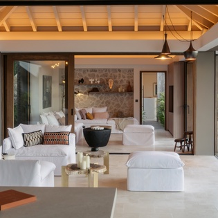 living-room-aqualis-track2