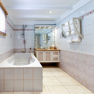 guest-bathroom-1-ushuaia-track1