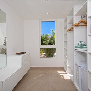 27-Aqua-Bedroom3Closet