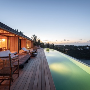 exterior-nightly-3-manoir-voltaire-track1