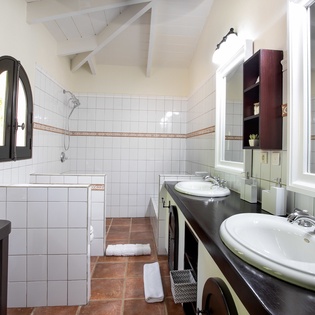 bathroom-1-joie-de-vivre-track5