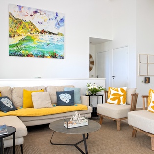 living-room-blue-sailing-track2