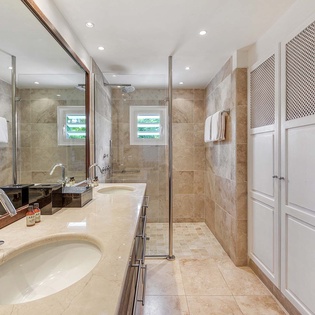 24-LaHacienda-Bathroom2