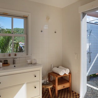 bungalow-guest-bathroom-3-gustavia-view-track1