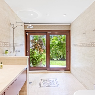 bathroom-5-casa-de-la-playa-track1