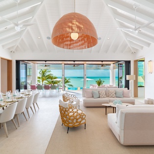 livingroom-1-villa-bristol-breeze-track1