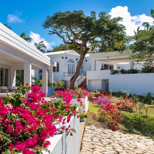 outside-view-la-hacienda-track1