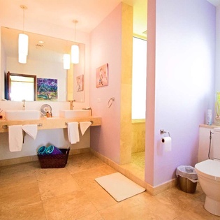 Bathroom at PIE BAH, Beachfront/Cupecoy, St. Martin