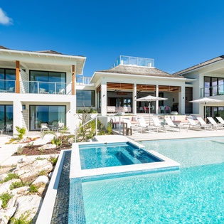 exterior-villa-bristol-breeze-track30