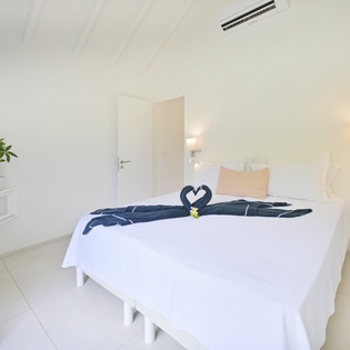 bedroom-2-villa-marris-track2