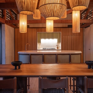 exterior-nightly-3-ti-manoir-voltaire-track4