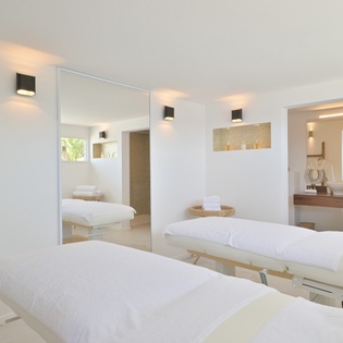 19.1-Coeur-de-Pirate-MassageRoom