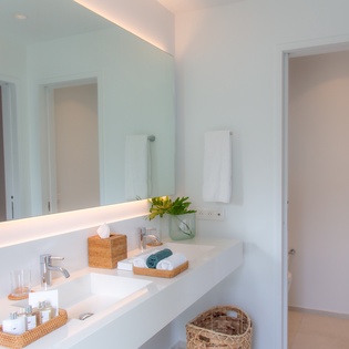 guest-bathroom-1-castelle-track1