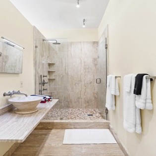 Bathroom-Maison de Reve-Track-3