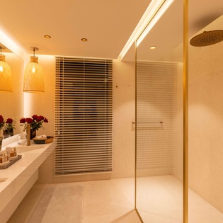 primary-bathroom-quartz-track2