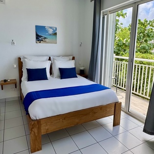 guest-bedroom-la-montagne-track1