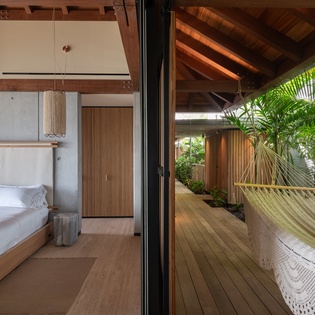 bedroom-1-ti-manoir-voltaire-track3