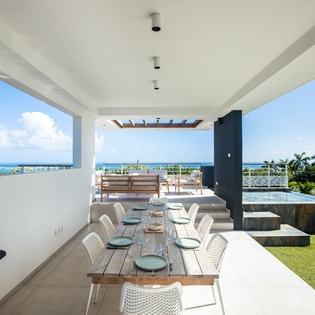 outdoor-dining-oceans-one-track1