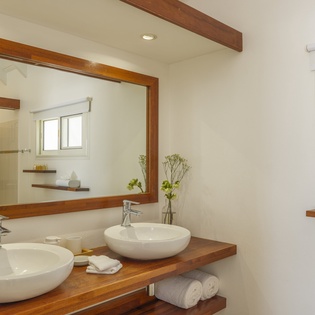 bathroom-1-la-roche-dans-i-eau-track1