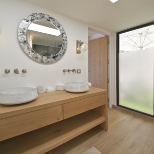 bathroom-1-davalia-track1