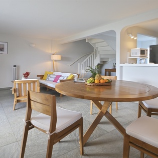 living-room-les-sables-d-or-cap-frehel-track2