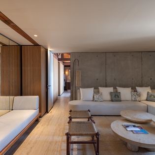 tv-room-manoir-voltaire-track2