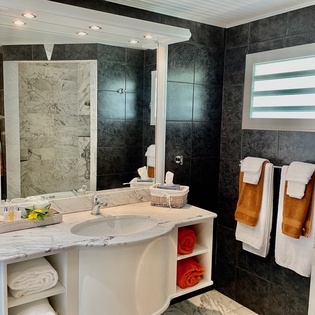 bathroom-1-mon-cheri-track1