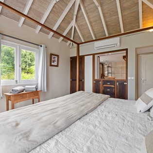 bedroom-1-villon-track4