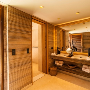 guest-bathroom2-tourmaline-track1