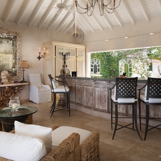Elegant lounge with soaring ceilings and a full bar—perfect for evening cocktails or relaxing with friends in refined comfort.
