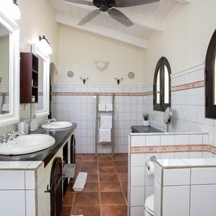bathroom-1-joie-de-vivre-track6