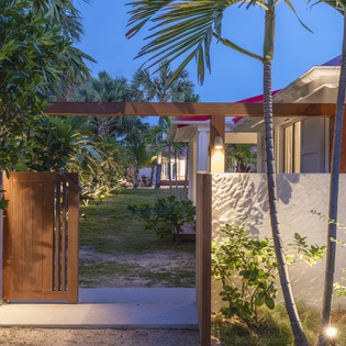 exterior-nightly-3-les-sables-track1