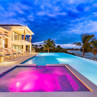 exterior-villa-bristol-breeze-track42