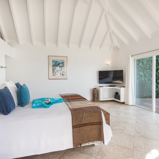 bedroom-1-Blue Diamond-track2