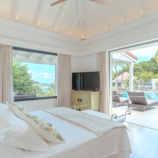 guest-bedroom-1-la-maison-rouge-track1
