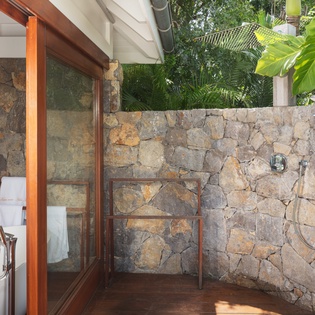 bungalow-primary-bathroom-hvhh-track3