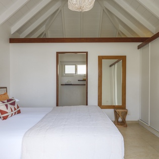 bedroom-1-la-roche-dans-i-eau-track3