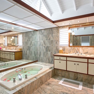 29-LesZephyrs-Bathroom1