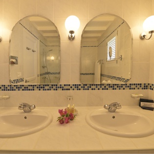 bathroom-1-les-sables-d-or-val-andre-track1