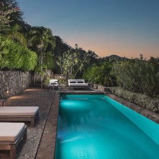 exterior-nightly-3-gustavia-view-track3