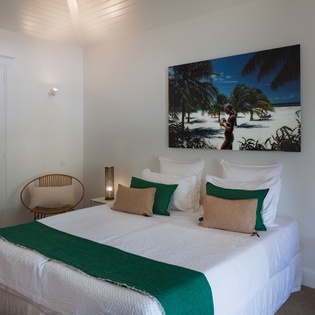 guest-bedroom-1-gustavia-view-track2